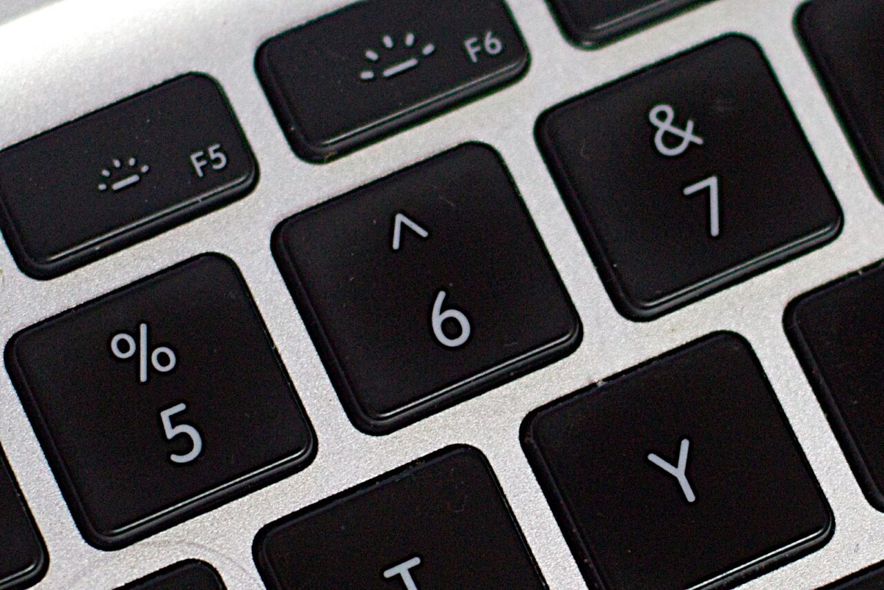 Computer keyboard showing detail of the number kryd, 6 is in the center, adjacent of course to 5 on the left and 7 on the right.