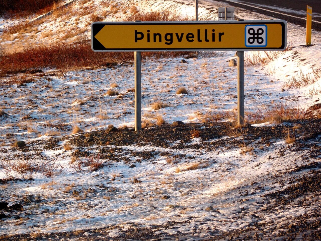 Road sign with a colverleaf symbol like the Apple command key and the word Þingvellir